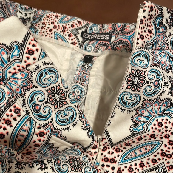 Express size 4 Shorts with side Zipper - Picture 6 of 9